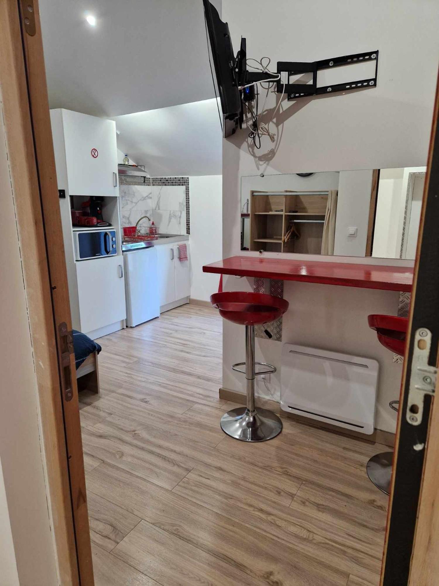 09 - Joli Studio Avec 2 Lits, Logement Tout Equipe Pour 1, 2 Ou 3 Personnes Maximum, Vue Sur Parc Arbore, Parking Privatif Gratuit, Grand Fourgon Possible, Tout Le Linge De Maison Est Fourni Razac-sur-lʼIsle Buitenkant foto